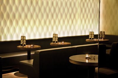 Lamelliverhojärjestelmät, SG 2910, Multi Visio, Room shot "Amber Club", Zurich, Switzerland, Vertical Waves